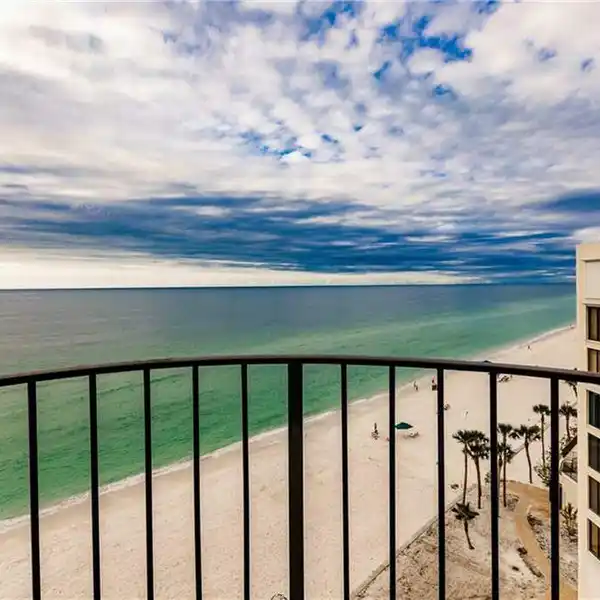 BRIGHT AND SPACIOUS TOP-FLOOR CONDO