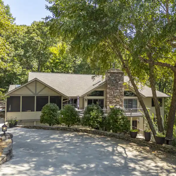 TOM FAZIO-INSPIRED MOUNTAIN LUXURY HOME