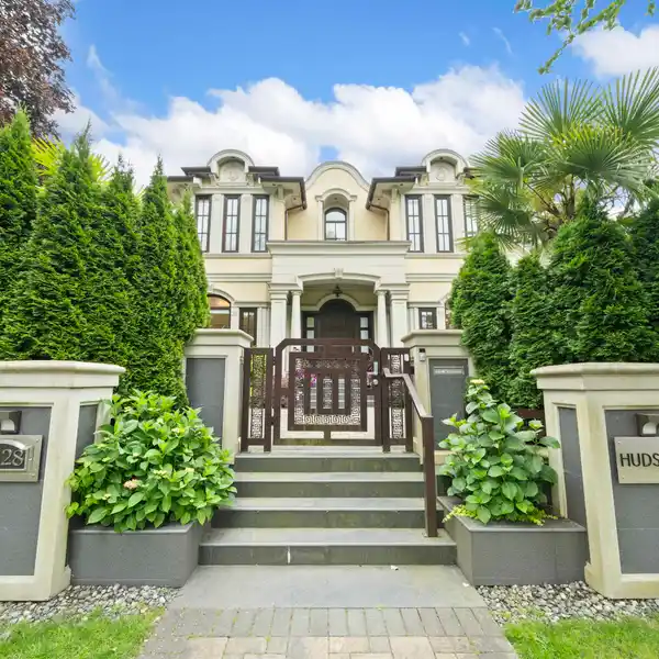 ONE-OF-A-KIND LUXURY HOME IN PRESTIGIOUS SOUTH GRANVILLE