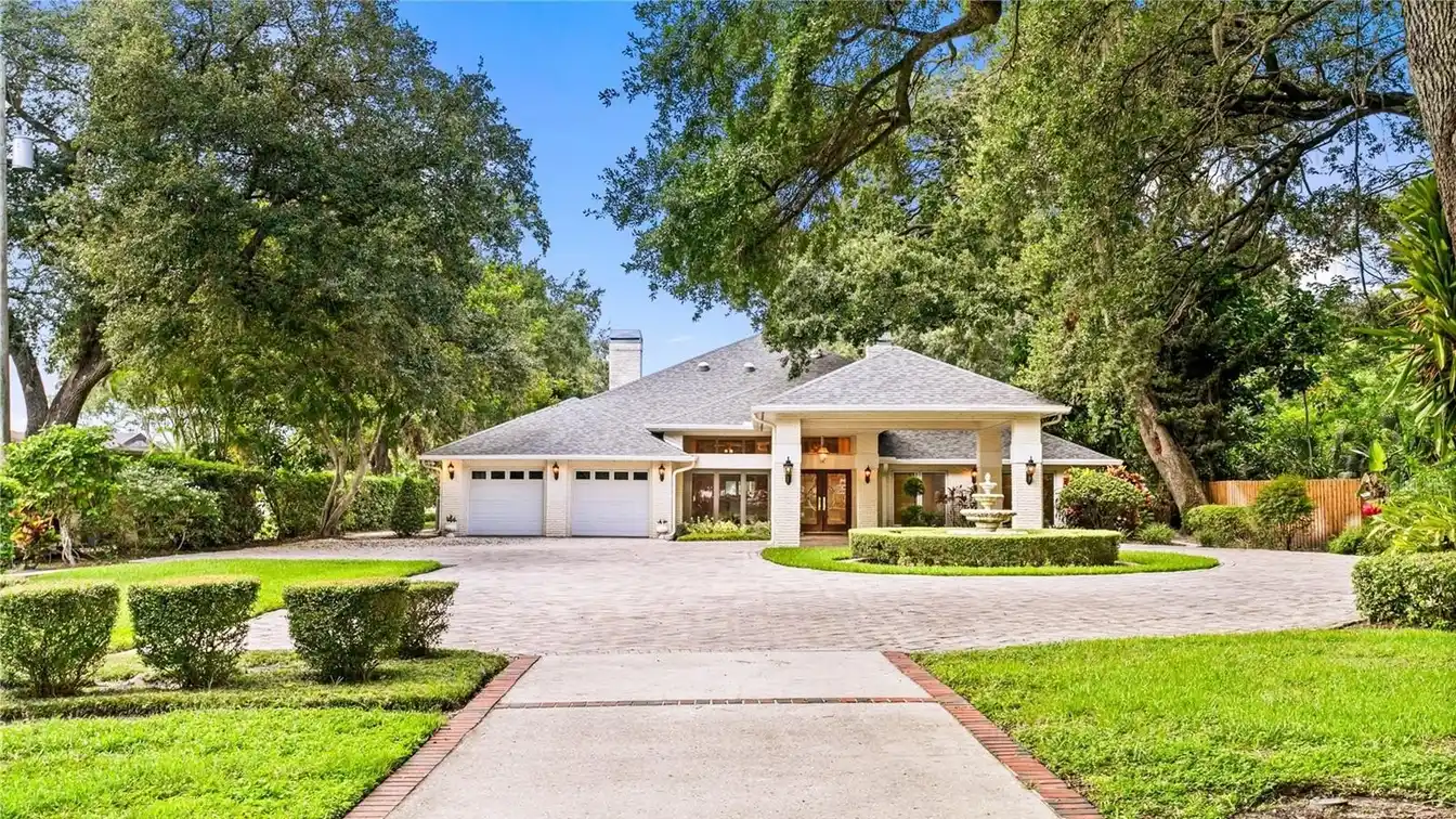 Exquisite Estate on the Serene Shores of Egypt Lake