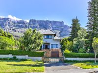 THE RIGHT ADDRESS WITH TABLE MOUNTAIN BEHIND YOU