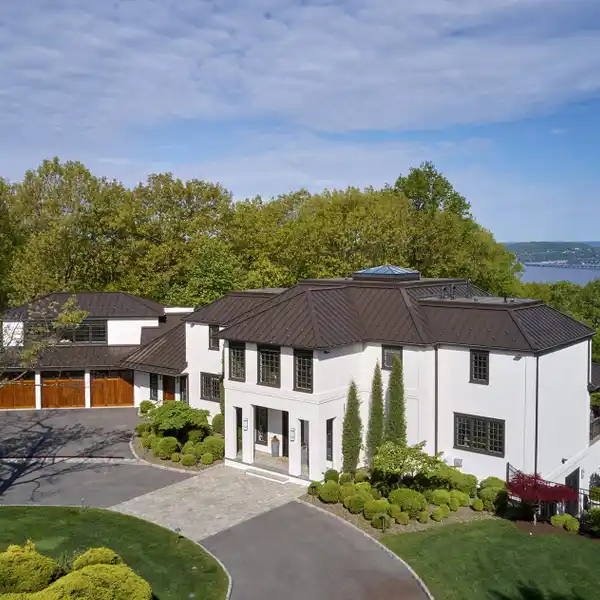 HILLTOP HOME WITH BREATHTAKING VIEWS