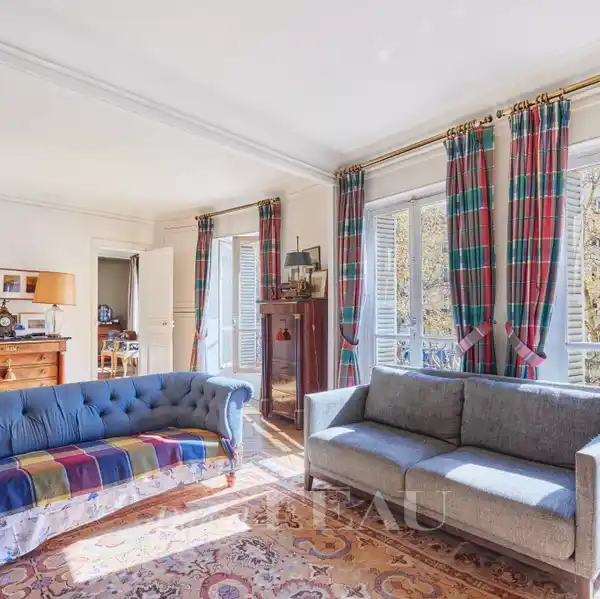 SPACIOUS EARLY 20TH CENTURY DUPLEX WITH CELLARS