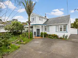 Classic Bungalow on a Gardener’s Paradise