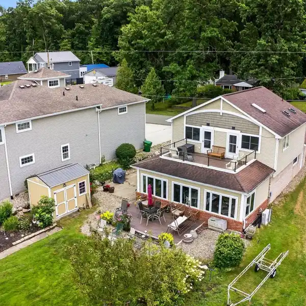 EXCEPTIONAL EAGLE LAKE RETREAT