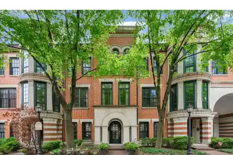 Sought-after Townhome in the Embassy Club