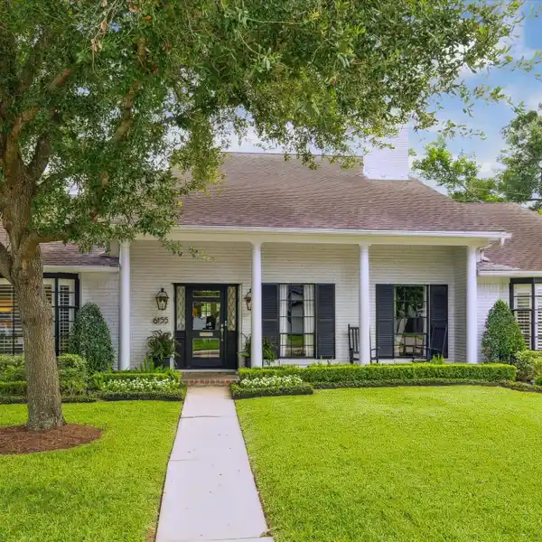 ELEGANT BRIARGROVE HOME WITH EXPANSIVE BACKYARD