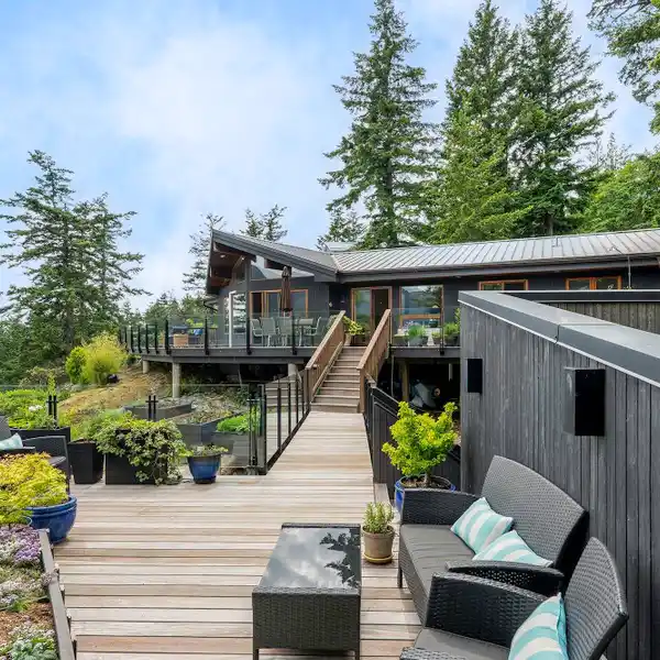 STUNNING HOWE SOUND VIEWS FROM PRIVATE SANCTUARY