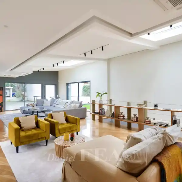 ARCHITECT-DESIGNED LOFT-STYLE PROPERTY