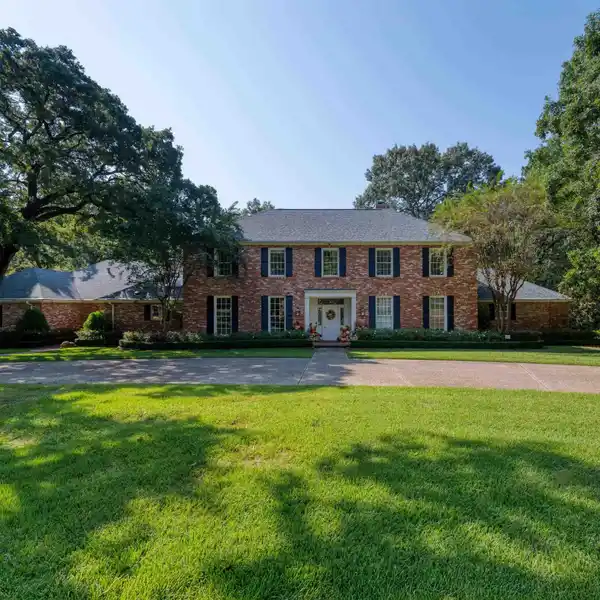 GEORGIAN-STYLE ESTATE ON THREE WOODED ACRES