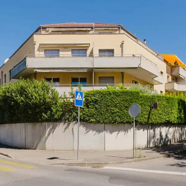 LIGHT-FILLED APARTMENT WITH BALCONY