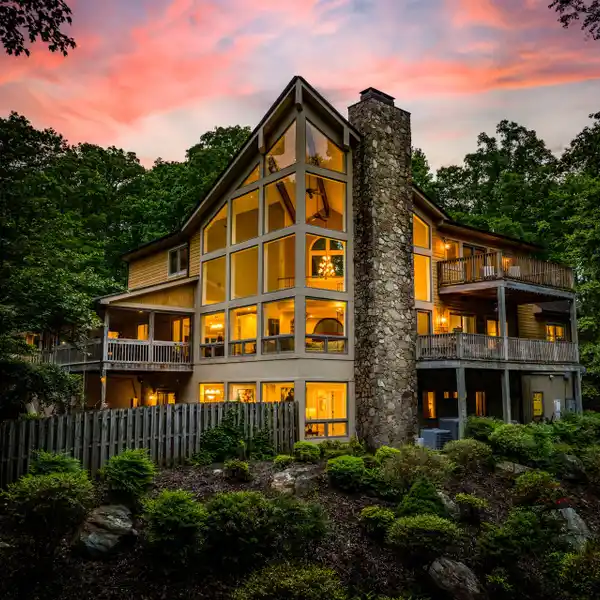 EXQUISITE ESTATE ON 6.76 ACRES