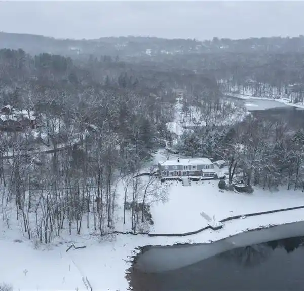EXPANSIVE ESTATE ON PEACEFUL LAKE LILLINONAH