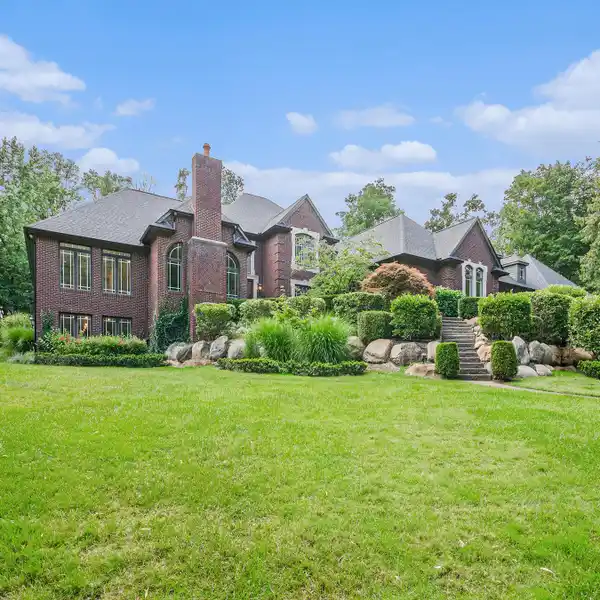 LUXURY LIVING WITH COUNTRY TRANQUILITY
