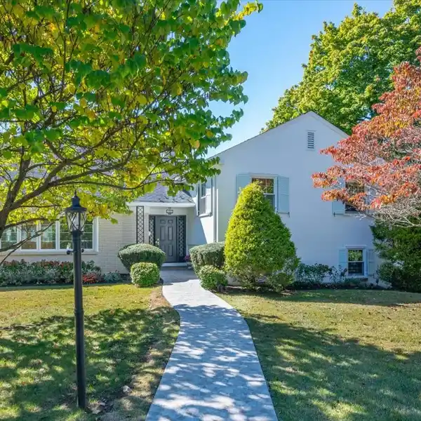 FULLY REIMAGINED RESIDENCE IN THE HEART OF ELMSMERE ESTATES