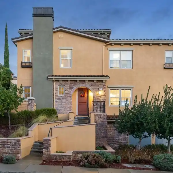 BEAUTIFULLY UPDATED TOWNHOME-STYLE CONDO IN SORRENTO