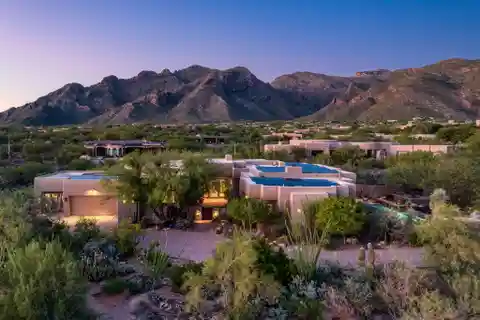 Splendid Contemporary Retreat