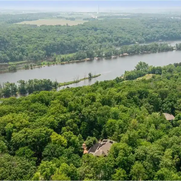 SOPHISTICATION AND NATURAL TRANQUILITY ON FIVE WOODED ACRES