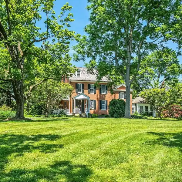 MANOR HOUSE WITH PANELED LIBRARY AND SUNROOM