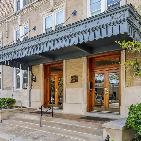 EXQUISITE TWO-LEVEL PENTHOUSE CONDO