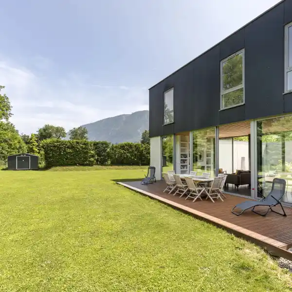 LIGHT-FILLED CONTEMPORARY VILLA