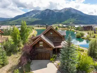 Sunlit Lakeside Sanctuary with Panoramic Mountain Vistas