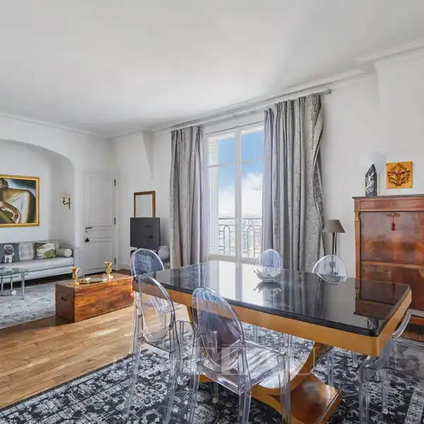 INCREDIBLY BRIGHT APARTMENT IN ELEGANT ART DECO BUILDING