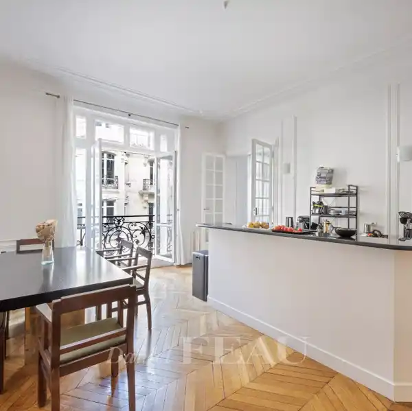PERFECT PARISIAN PIED-à-TERRE WITH STYLISH LAYOUT