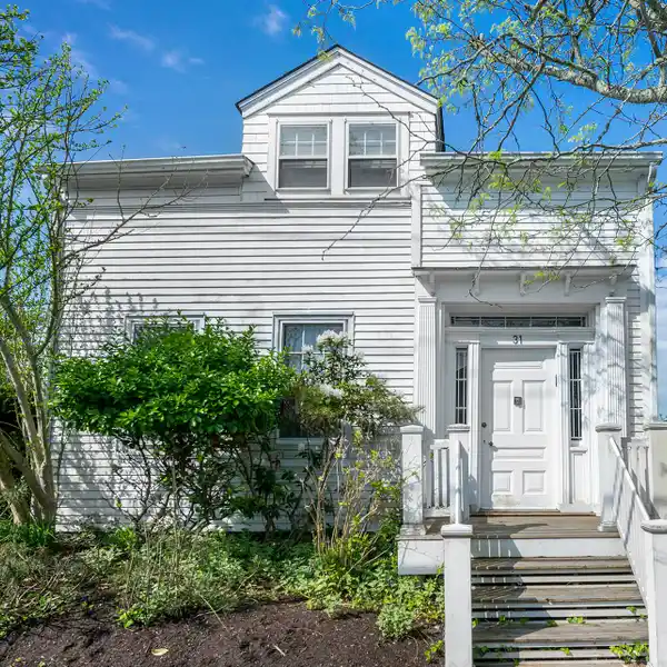 CAPTIVATING HAMPTONS COTTAGE IN THE CHARMING VILLAGE OF SAG HARBOR