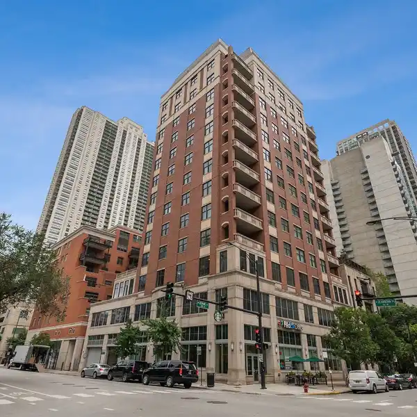 HIGH FLOOR CONDO IN A BOUTIQUE DOORMAN BUILDING