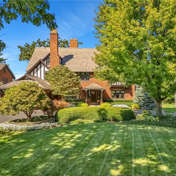 LANDMARK LAKEFRONT RESIDENCE IN CLIFTON PARK