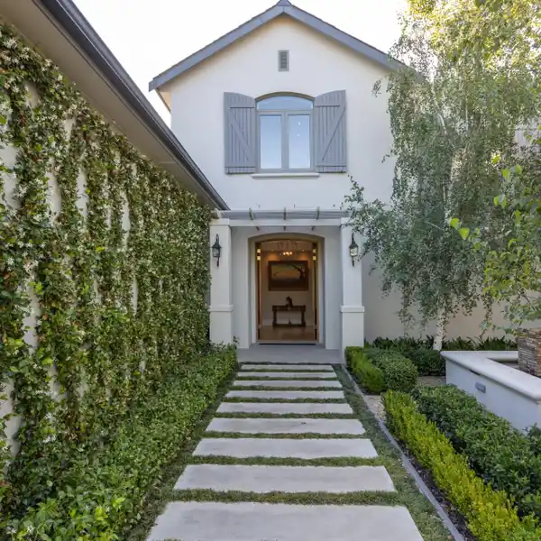 LUXURY LIVING WITH BREATHTAKING NATURAL BEAUTY