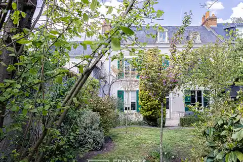 Elegant Townhouse with Private Garden Oasis