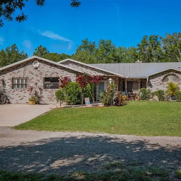 STUNNING AND PRIVATE HOME