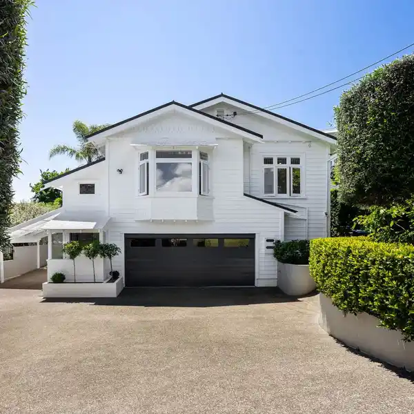 CAPTIVATING FAMILY SANCTUARY IN AN EXCEPTIONAL LOCATION