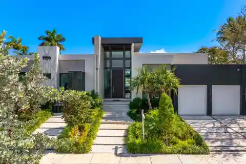 The Pinnacle of Waterfront Luxury in Riviera Isles