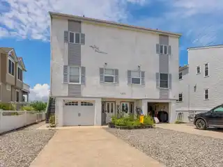Spacious an Rare Wetland Townhouse