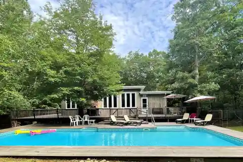 Secluded Retreat Close to Town