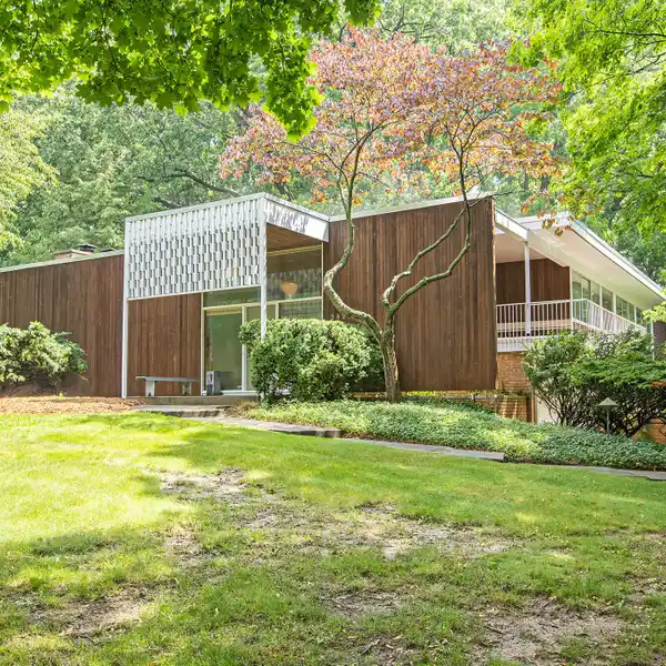MID-CENTURY MODERN ARCHITECTURAL GEM