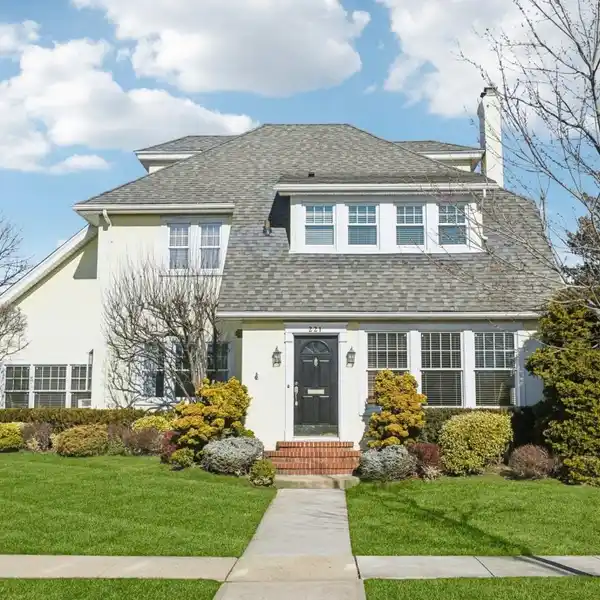 METICULOUSLY MAINTAINED AND UPDATED COLONIAL