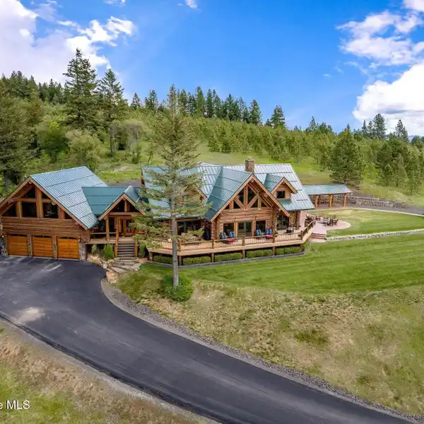 SPECIAL HIGH-END LOG HOME