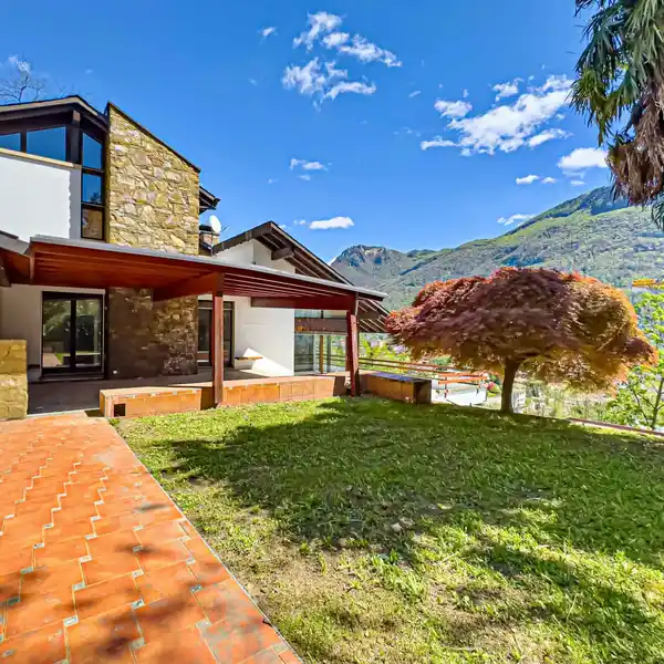 LOVELY LAKE VIEW PROPERTY