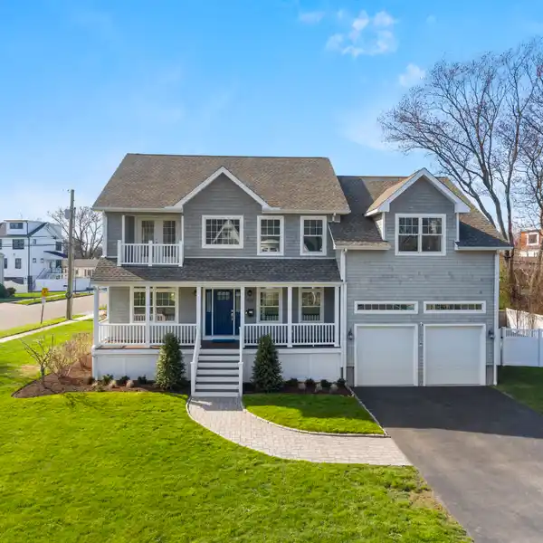 PERFECT HOME ONE BLOCK TO BEACH ACCESS