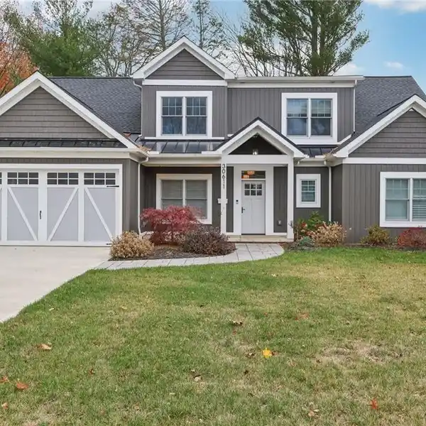 MODERN LUXURY HOME WITH THOUGHTFUL ARCHITECTURAL DESIGN