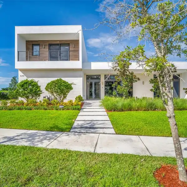 MODERN LUXURY WITH ARTISTIC ELEGANCE