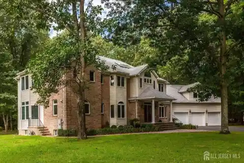 Immaculate Center Hall Colonial on a Cul-de-sac