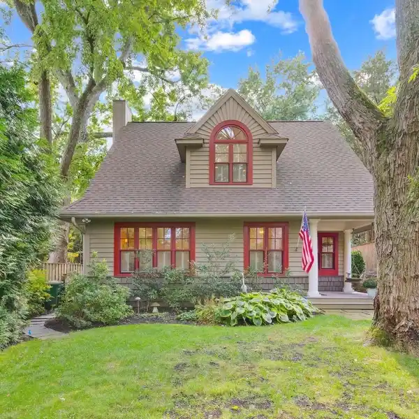 FRED FISHBACK-DESIGNED RESIDENCE COMBINING CLASSIC AND CONTEMPORARY