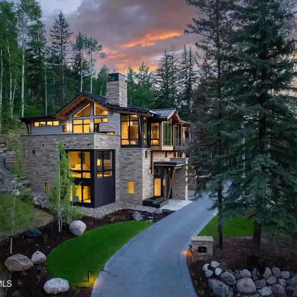 UNMATCHED LUXURY SKI-IN HOME OPPORTUNITY
