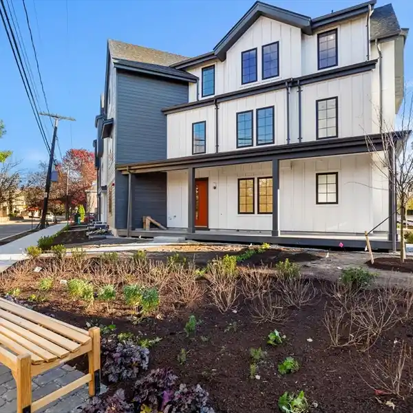 PREMIUM TOWNHOME WITH HARDWOOD FLOORS THROUGHOUT