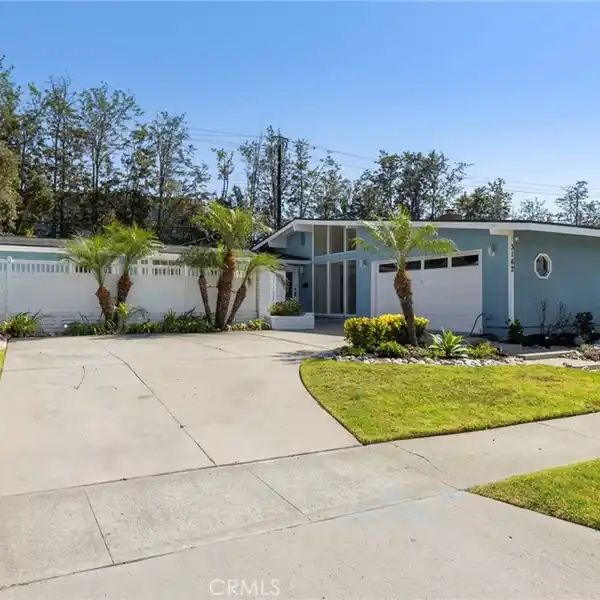 BEAUTIFULLY REIMAGINED MID-CENTURY MODERN HOME